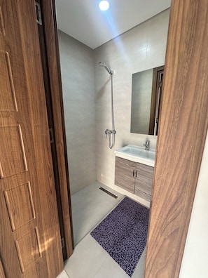 Shower, hair dryer, bidet, towels - Apartment 9 minutes' walk from Anza beach (Anza)