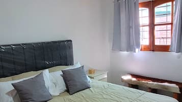 2 habitaciones, escritorio, tabla de planchar con plancha y wifi gratis