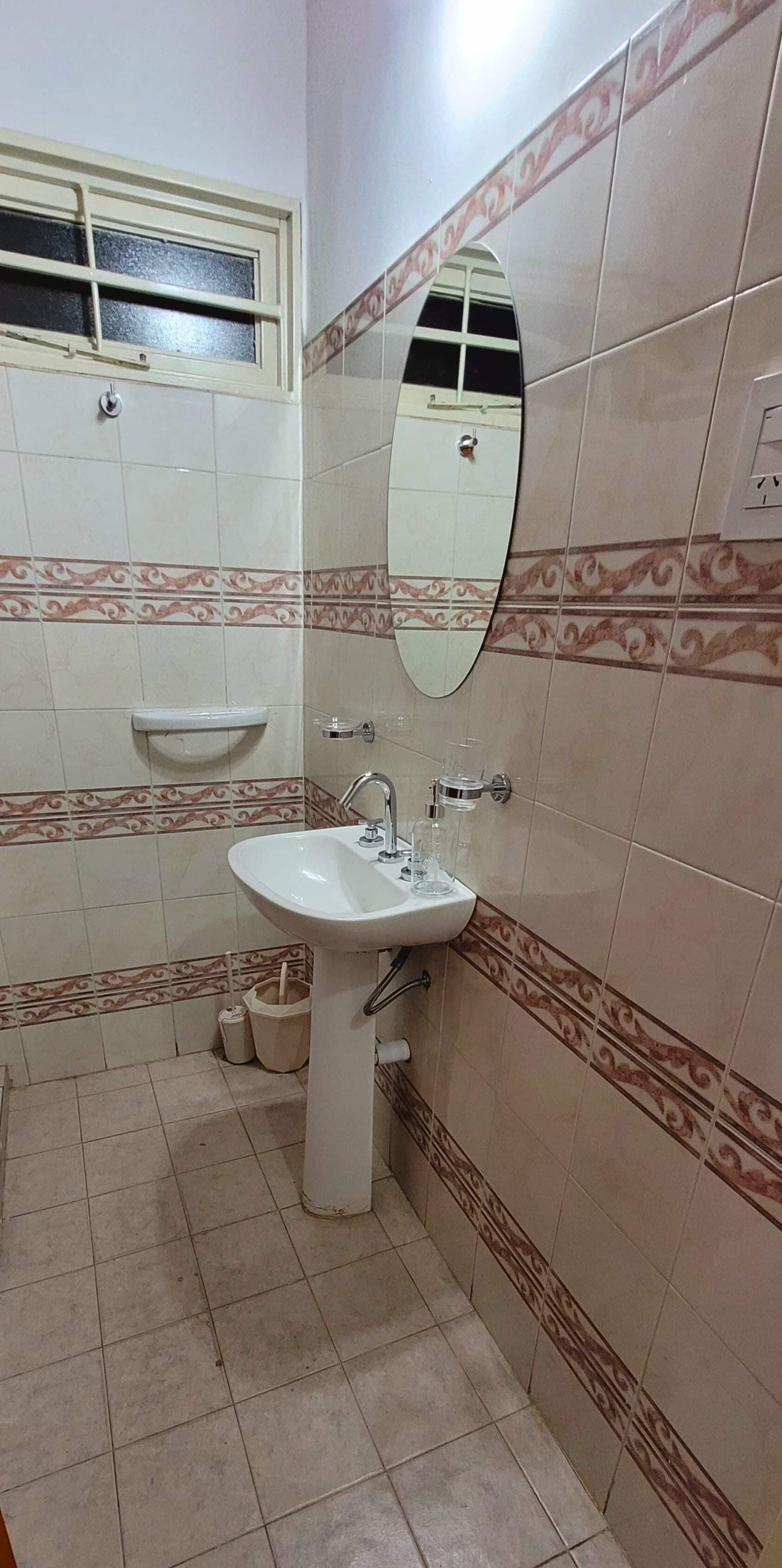 Secadora de cabello, toallas, jabón, shampoo 