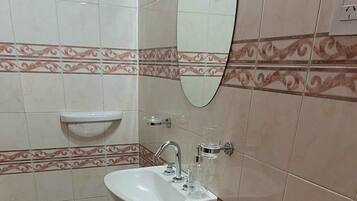 Secadora de cabello, toallas, jabón, shampoo