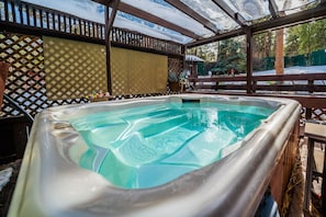 Outdoor spa tub - Hot tub, fireplace & turkeys near National Park (Estes Park)