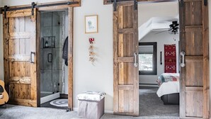 3 soverom, skrivebord, reiseseng for barn og wi-fi