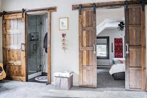 3 bedrooms, desk, travel crib, WiFi - Hot tub, fireplace & turkeys near National Park (Estes Park)