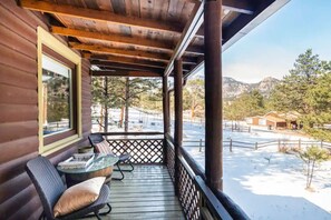 Property grounds - Hot tub, fireplace & turkeys near National Park (Estes Park)