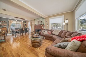 TV, fireplace - Hot tub, fireplace & turkeys near National Park (Estes Park)
