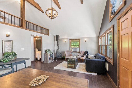 2-Bedroom w/ a loft Secluded Cabin on Serene Lake Roosevelt with AC