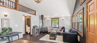 2-Bedroom w/ a loft Secluded Cabin on Serene Lake Roosevelt with AC