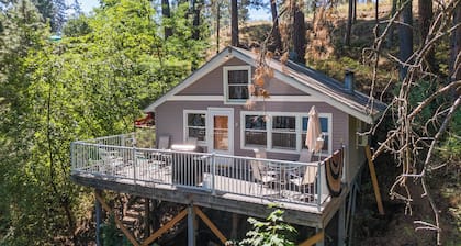 2-Bedroom w/ a loft Secluded Cabin on Serene Lake Roosevelt with AC