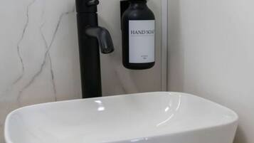 Hårføner og håndklær