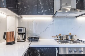 Een koelkast, een oven, een kookplaat, een vaatwasser