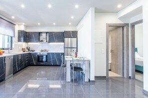 Geladeira, fogão, cooktop, lava-louças