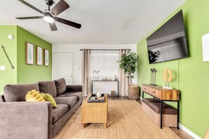 Living area - The Sandlot Hideaway 3bed / 3bath Near Cubs Field (Tempe)