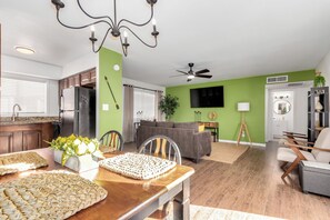 Living area - The Sandlot Hideaway 3bed / 3bath Near Cubs Field (Tempe)