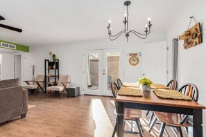 Dining - The Sandlot Hideaway 3bed / 3bath Near Cubs Field (Tempe)