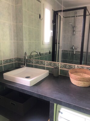 Dusche, Haartrockner, Toilettenpapier