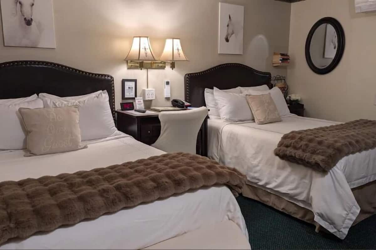 Deluxe Triple Room | Desk, laptop workspace, free WiFi