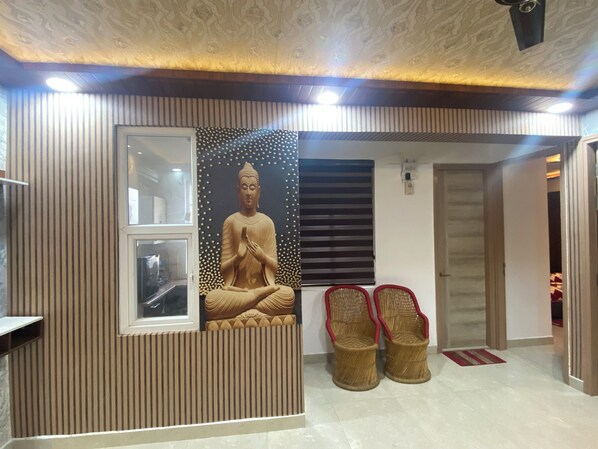 Interior - 2-bedroom apartment close to Taj Mahal in Agra with AC, fitness room, WiFi. (Agra)