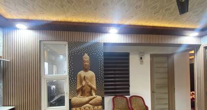 2-bedroom apartment close to Taj Mahal in Agra with AC, fitness room, WiFi.