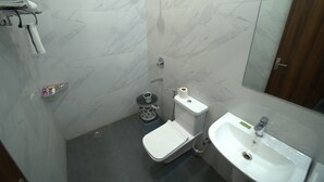 Un bagno con il water, il lavandino e la doccia.