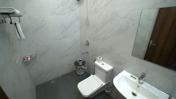 Phòng đôi hoặc 2 giường đơn Deluxe | Phòng tắm | Buồng tắm vòi sen, dép đi trong nhà, khăn tắm