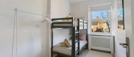 3 chambres, bureau, fer et planche à repasser, lit de bébé portatif