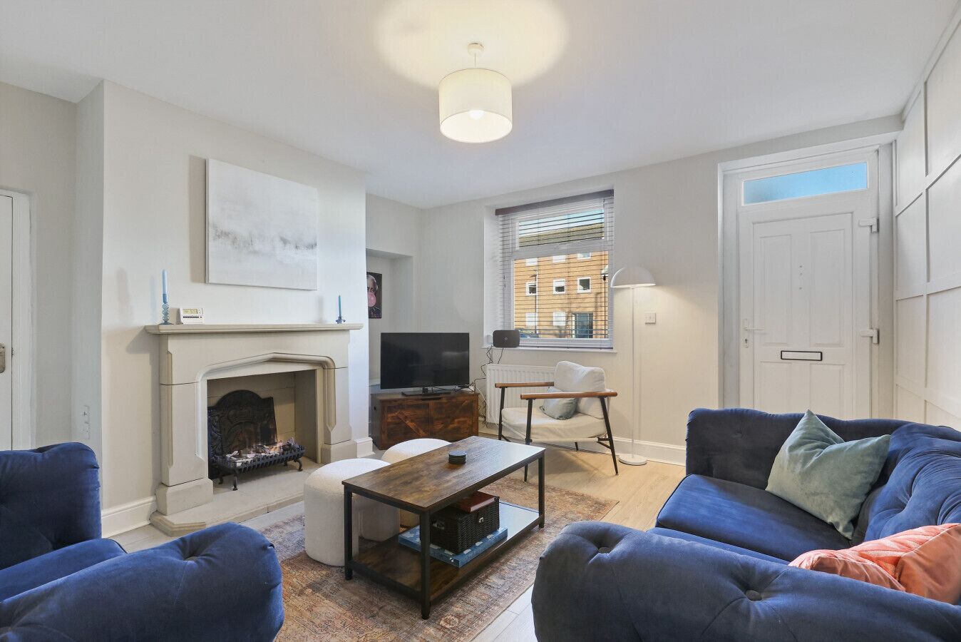 Smart-TV, bøker og stereoanlegg