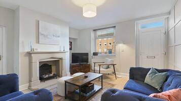 Smart-tv, boeken en een stereo