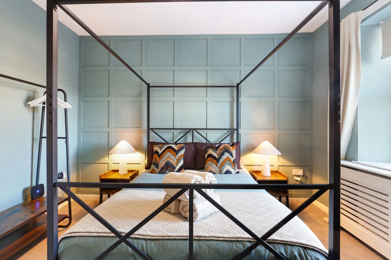 3 habitaciones, escritorio y tabla de planchar con plancha 