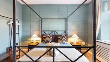 3 bedrooms, desk, iron/ironing board, travel cot