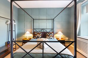 3 bedrooms, desk, iron/ironing board, travel crib