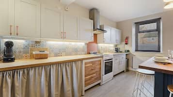 Frigorífico, microondas, horno y placa de cocina