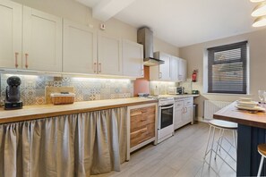 Køleskab, mikrobølgeovn, ovn, kogeplade