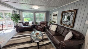 Smart-tv, een dvd-speler, een tafeltennistafel en boeken