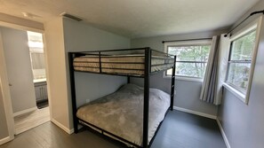 4 Schlafzimmer, Schreibtisch, Bügeleisen/Bügelbrett, Reisekinderbett