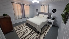 4 slaapkamers, een bureau, een strijkplank/strijkijzer, reisbedje