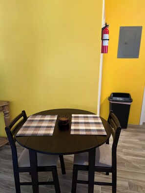 Dining - Charming 1-bedroom apartment with AC, WiFi in superb Nassau near airport & beach (Nassau)