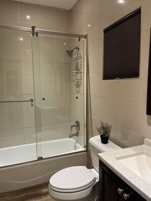 Hair dryer, towels, toilet paper - Charming 1-bedroom apartment with AC, WiFi in superb Nassau near airport & beach (Nassau)