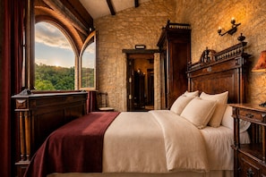 Romantic Room, Mountain View | Premium bedding, Select Comfort beds, free WiFi, bed sheets - Fortaleza Medieval La Manyosa (Granera)