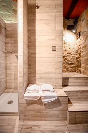 Suite Keluarga | Kamar mandi | Shower, pengering rambut, handuk, dan sabun