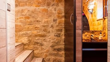 Family Suite | Bathroom | Shower, hair dryer, towels, soap