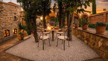 Couples’ dining