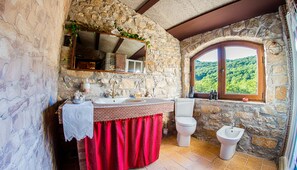 Kamar Triple Mewah, pemandangan gunung | Kamar mandi | Shower, pengering rambut, handuk, dan sabun