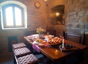 อาหารเช้าชุดใหญ่สไตล์อังกฤษ ทุกวัน (EUR 10 ต่อคน)