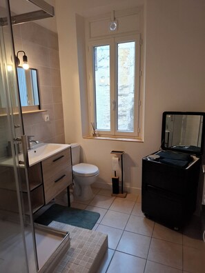 Dusj, håndklær, såpe og toalettpapir