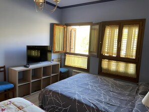 4 bedrooms, iron/ironing board, free WiFi, bed sheets