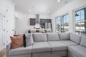 Smart TV, video games - Luxury Downtown Home with View of the Stadium (Tuscaloosa)