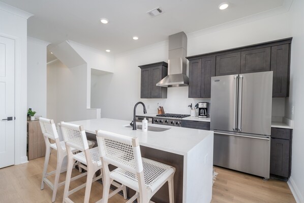 Fridge, microwave, oven, stovetop - Luxury Downtown Home with View of the Stadium (Tuscaloosa)