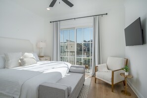 5 bedrooms, iron/ironing board, travel cot, free WiFi - Luxury Downtown Home with View of the Stadium (Tuscaloosa)