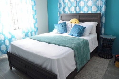 Spacious 4-bedroom house in charming Bon Accord with WiFi. 3 mins from beaches