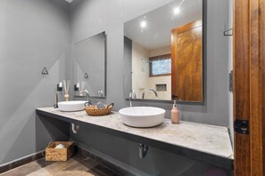 Chuveiro, secador de cabelo, toalhas de banho, sabonete